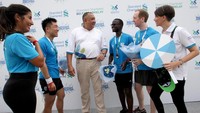 Turut hadir Chief Executive Officer Standard Chartered Bank (SCB) Indonesia Rino Donosepoetro berfoto bersama pelari karyawan bank SCB dari Asia, Afrika, Timur Tengah, Eropa dan Amerika pada lomba lari Belt and Road Relay di Jakarta. Foto: dok. StandChart