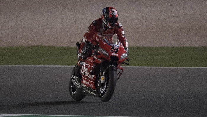 DOHA, QATAR - FEBRUARY 23:  Danilo Petrucci of Italy and Ducati Team heads down a straight during the MotoGP Tests - Day One at Losail Circuit on February 23, 2019 in Doha, Qatar. (Photo by Mirco Lazzari gp/Getty Images)