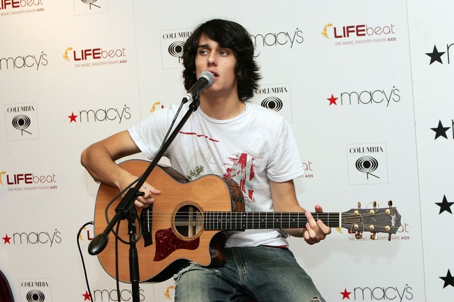 Setahun belakangan Teddy Geiger kembali muncul dengan imej yang bikin pangling. Pemain film The Rocker yang dikenal ganteng dan banyak disukai wanita pada zamannya itu kini berpakaian seperti wanita. Foto: Getty Images
