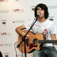 Setahun belakangan Teddy Geiger kembali muncul dengan imej yang bikin pangling. Pemain film The Rocker yang dikenal ganteng dan banyak disukai wanita pada zamannya itu kini berpakaian seperti wanita. Foto: Getty Images