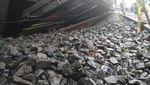 Penampakan Gerbong KRL yang Nyungsep ke Tanah