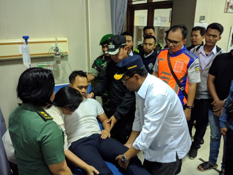 Menhub Kunjungi Korban KRL Anjlok di RS Salak Menhub Kunjungi Korban KRL Anjlok di RS Salak
