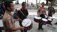 Para pelajar ini tampak antusias berlatih marching band usai bersekolah untuk mengisi waktu luangnya.