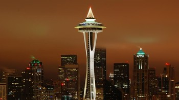 Space Needle adalah sebuah menara di Seattle, Washington, Amerika Serikat. Menara ini merupakan lambang yang terkenal di Amerika Serikat dan Pacific Northwest dan merupakan simbol kebanggaan kota Seattle. Terdapat di kompleks Seattle Center, menara ini dibangun untuk festival Pameran Dunia tahun 1962. Foto: via Brainberries