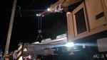 Foto: Proses Evakuasi KRL Anjlok di Bogor Terus Dikebut Hingga Malam