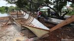 Mengintip Pembuatan Perahu di Pulau Harapan