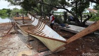 Setiap perahu dikerjakan oleh dua hingga tiga orang perajin.