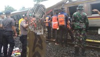 Tampak sebuah tiang listrik menimpa salah satu gerbong yang ada. Belum diketahui secara pasti penyebab peristiwa ini. (Foto: Zakia Liland/detikcom)