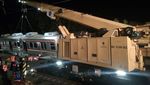 Foto: Proses Evakuasi KRL Anjlok di Bogor Terus Dikebut Hingga Malam