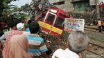 Momen Warga Tonton KRL Anjlok di Bogor