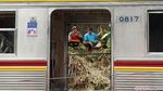 Momen Warga Tonton KRL Anjlok di Bogor