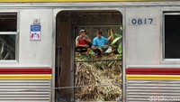Sebagian warga hanya bisa melihat dari luar garis polisi yang dipasang di lokasi anjloknya KRL.