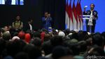 Berjaket Bomber Biru, Jokowi Temui Milenial di Festival Satu Indonesia
