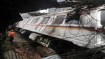 Foto: Evakuasi Korban Luka KRL Jakarta-Bogor Anjlok