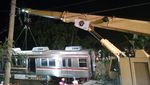 Foto: Proses Evakuasi KRL Anjlok di Bogor Terus Dikebut Hingga Malam