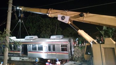 Foto: Proses Evakuasi KRL Anjlok di Bogor Terus Dikebut Hingga Malam