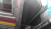 Pantauan detikcom di lokasi, Minggu (10/3/2019), terlihat ada gerbong KRL yang keluar dari rel. (Foto: Zakia Liland/detikcom)