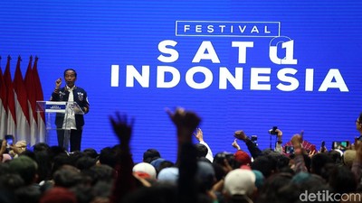Berjaket Bomber Biru, Jokowi Temui Milenial di Festival Satu Indonesia