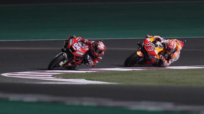 MotoGP - Qatar Grand Prix - Losail International Circuit, Lusail, Qatar - March 10, 2019   Mission Winnow Ducatis Andrea Dovizioso and Repsol Honda Teams Marc Marquez during the race   REUTERS/Ibraheem Al Omari