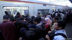 Imbas KRL Terguling, Penumpang Menumpuk di Stasiun Bojong Gede