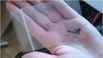 Niat mau beli pistol mainan, yang datang pistolnya mainan dari mainan. (Foto: Boredpanda)