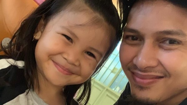 7 Foto Kedekatan Pebulutangkis Mohammad Ahsan dan Anak-anaknya