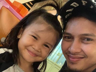 7 Foto Kedekatan Pebulutangkis Mohammad Ahsan dan Anak-anaknya