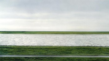 Foto Rhein II ini dibuat tahun 1999 oleh Andreas Gursky. Ia adalah potret termahal di dunia sejauh ini, laku dilelang USD 4,3 juta atau sekitar Rp 61 miliar di balai lelang Christie pada tahun 2011. Foto: istimewa