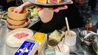 Pergi ke Tokyo, Jepang. Seungri terlihat asyik menikmati wagyu dengan lapisan roti diatas dan bawahnya. Terlihat empuk dan juicy sekali. Foto: Instagram @seungriseyo