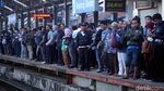 Imbas KRL Terguling, Penumpang Menumpuk di Stasiun Bojong Gede