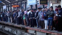 Imbas KRL Terguling, Penumpang Menumpuk di Stasiun Bojong Gede. Seperti inilah potretnya.