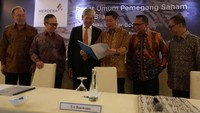 Wakil Presiden Direktur PT Merdeka Copper Gold Tbk Richard Bruce Ness, Komisaris Independen PT Merdeka Copper Gold Tbk Mahendra Siregar, Presiden Komisaris PT Merdeka Copper Gold Tbk Edwin Soeryadjaya, Presiden Direktur PT Merdeka Cooper Gold Tbk Tri Boewono, Komisaris PT Merdeka Copper Gold Tbk Heri Sunaryadi, dan Direktur Independen PT Merdeka Copper Gold Tbk Chrisanthus Supriyo (dari kiri) berbincang sebelum Rapat Umum Pemegang Saham Luar Biasa (RUPSLB) PT Merdeka Copper Gold Tbk (MDKA) di Jakarta, Senin (11/3/2019).