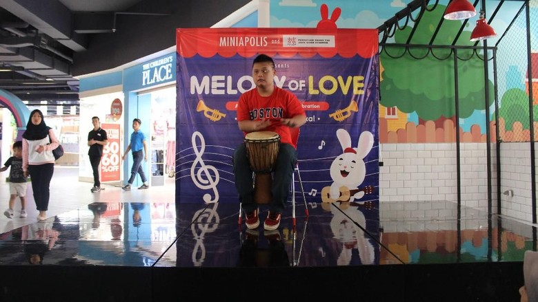 salah satu adik-adik dari POTADS bermain alat musik/ Foto: dok. Miniapolis salah satu adik-adik dari POTADS bermain alat musik/ Foto: dok. Miniapolis