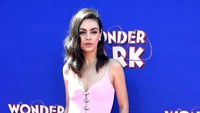 Mila Kunis tampil kasual di acara film terbarunya Wonder Park. Ia terlihat menawan dengan atasan pink dan bawahan celana hitam panjang.  Foto: Frazer Harrison/Getty Images