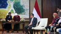 Pemerintah RI lewat Menlu Retno Marsudi menyerahkan Siti Aisyah kepada orang tua Siti, yakni Asria dan Benah.
