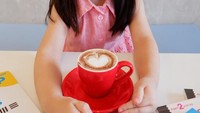 Eri merupakan anak kedua dari pasangan Jepang dan Indonesia. Lihat saja, Eri terlihat imut saat memagari babychino pesanannya. Foto: Instagram @ericlaire.fujie