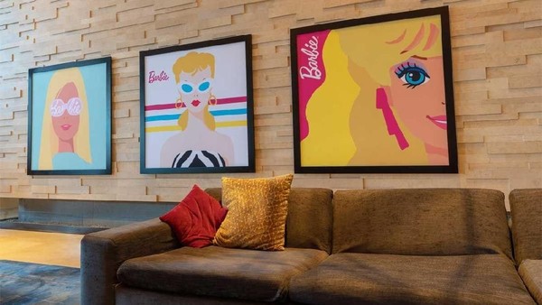 Serta dekorasi ruangan yang dindingnya dipajang foto-foto Barbie dengan paduan warna dan furnitur yang berwarna cerah. (dok Hilton Hotels & Resorts) Serta dekorasi ruangan yang dindingnya dipajang foto-foto Barbie dengan paduan warna dan furnitur yang berwarna cerah. (dok Hilton Hotels & Resorts)