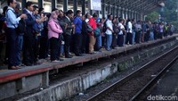 Dengan kondisi tersebut maka hanya sebagian KRL yang pemberangkatannya dapat dilakukan dari Stasiun Bogor, sementara sebagian perjalanan KRL lainnya yang biasanya dijadwalkan pemberangkatan dari Stasiun Bogor akan dialihkan melalui rekayasa pola operasi dengan pemberangkatan dari Stasiun Cilebut, Bojong Gede, Citayam dan Depok