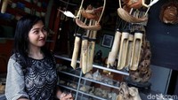Warga memanfaatkan batok kelapa untuk dirangkai menjadi kerajinan khas Pulau tidung. Batok kelapa itu dihias menjadi berbagai macam kerajinan, salah satunya untuk dekorasi rumah.