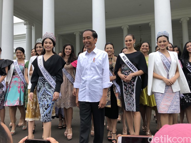 Pada bagian depan, gaun tersebut dipermanis dengan motif batik bernuansa floral. Tidak ketinggalan dekorasi yang menyerupai cape atau jubah sehingga menciptakan kesan elegan pada penampilan perempuan asal Filipina itu. (Foto: Jordan/detikcom)