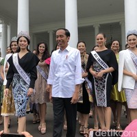 Pada bagian depan, gaun tersebut dipermanis dengan motif batik bernuansa floral. Tidak ketinggalan dekorasi yang menyerupai cape atau jubah sehingga menciptakan kesan elegan pada penampilan perempuan asal Filipina itu. (Foto: Jordan/detikcom)