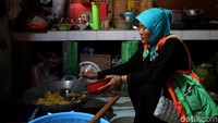 Seorang nasabah BRI sekaligus pengusaha keripik sukun, Mariyam, nampak sibuk mengoreng keripik sukun di Pulau Tidung, Kepuluan Seribu.