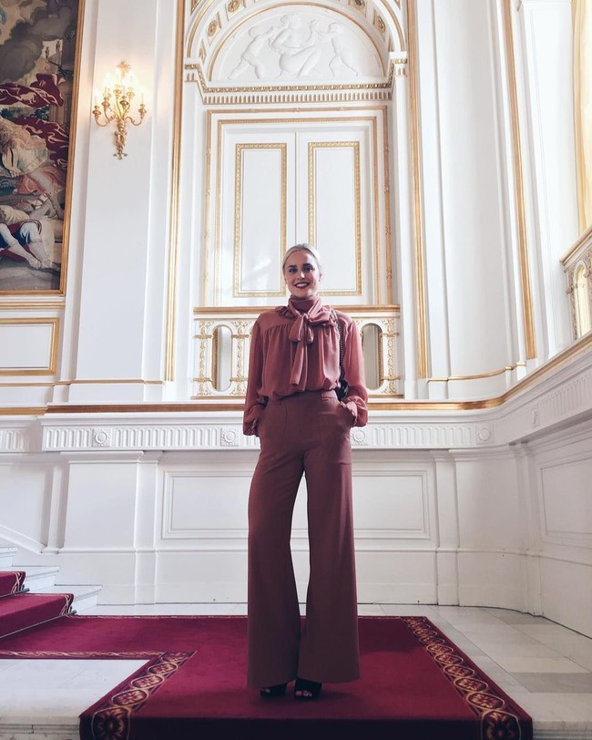 Dilansir US Weekly, Zac Efron dan Sarah Bro mulai terlihat bersama sejak Januari lalu. Ketika itu, keduanya terlihat fitness bersama hingga menghadiri pertandingan UFC 235. Mereka sepertinya terlihat bersenang-senang. Mereka tersenyum dan tertawa di tempat duduk mereka sebelum acara, kata sumber. Foto: Instagram @sarahwbro