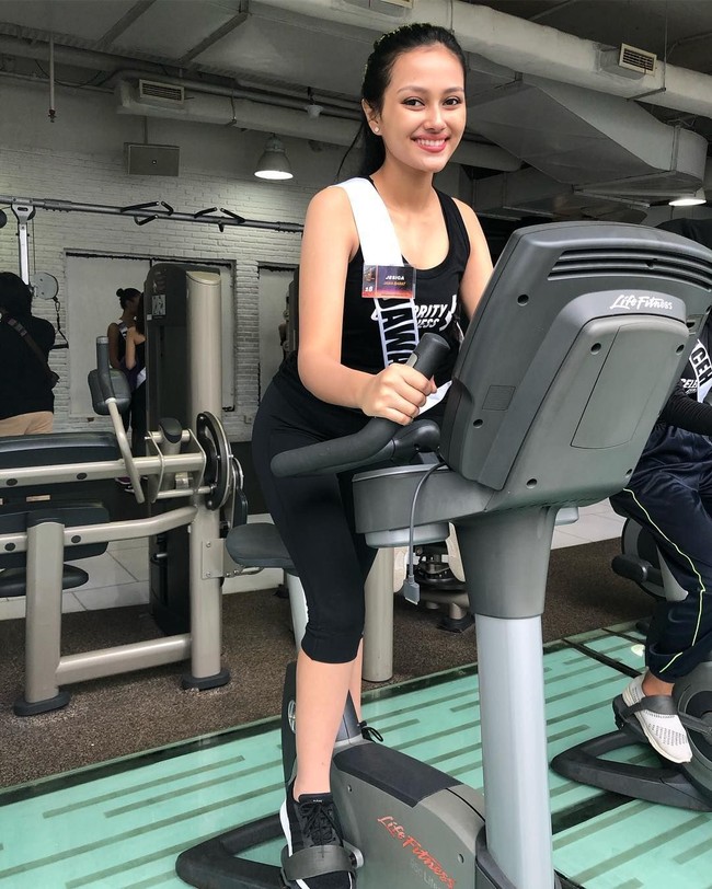 Selama setahun belakangan kemarin saya memperbaiki diri saya dengan lebih rajin lagi berolahraga untuk mengurangi berat badan, terapi untuk pengobatan skoliosis serta untuk menambah tinggi badan, menggunakan behel untuk merapihkan posisi gigi yang masih berantakan, berlatih catwalk, berlatih public speaking, dan lain sebagainya. Sampai akhirnya pada tahun ini, saya memberanikan diri lagi untuk mengikuti pemilihan Puteri Indonesia 2019 dan berhasil lolos mewakili Jawa Barat, cerita Jesica. Foto: Instagram @jesicafitriana