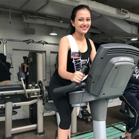 Selama setahun belakangan kemarin saya memperbaiki diri saya dengan lebih rajin lagi berolahraga untuk mengurangi berat badan, terapi untuk pengobatan skoliosis serta untuk menambah tinggi badan, menggunakan behel untuk merapihkan posisi gigi yang masih berantakan, berlatih catwalk, berlatih public speaking, dan lain sebagainya. Sampai akhirnya pada tahun ini, saya memberanikan diri lagi untuk mengikuti pemilihan Puteri Indonesia 2019 dan berhasil lolos mewakili Jawa Barat, cerita Jesica. Foto: Instagram @jesicafitriana