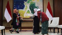 Suasana haru menyelimuti Siti Aisyah saat dipertemukan dengan keluarga.