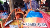 Tukang laksa pikulan ini menjajakan laksa di pagi hingga siang hari. Foto: Instagram @ngemilberdua