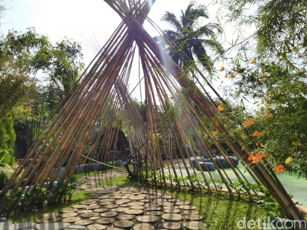 Di beberapa sudut terdapat rumah Hobbit berukuran kecil. Konsep tersebut telah disesuaikan dengan perkembangan zaman milenial (Dadang Hermansyah/detikcom) Di beberapa sudut terdapat rumah Hobbit berukuran kecil. Konsep tersebut telah disesuaikan dengan perkembangan zaman milenial (Dadang Hermansyah/detikcom)