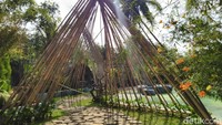Di beberapa sudut terdapat rumah Hobbit berukuran kecil. Konsep tersebut telah disesuaikan dengan perkembangan zaman milenial (Dadang Hermansyah/detikcom)