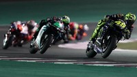 Valentino Rossi tampil sensasional. Dari posisi start ke-14, The Doctor bisa memacu motor Yamaha tunggangannya finis di posisi kelima. (Foto: Karim Jaafar/AFP)